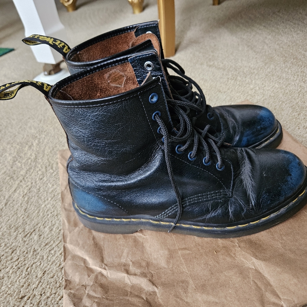 Dr. Martens Unisex Airwair Leather Lace Up Boots - Picture 7 of 10
